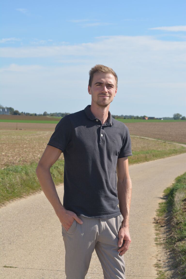 Jonas Herbiest, oprichter van Dhumas, op een landweg tussen de velden